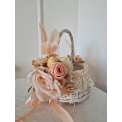 Koszyk wielkanocny na święconkę udekorowany kwiatami Morelowy Koszyczek